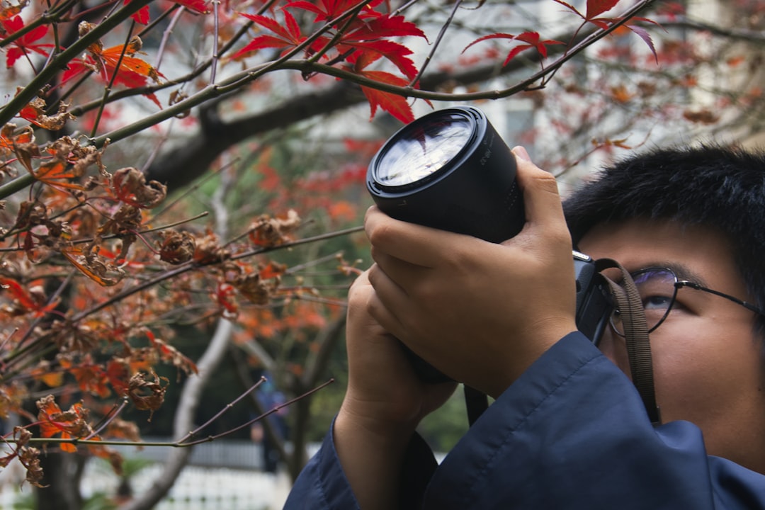 An action shot of a videographer filming with the Fujifilm X-T4 in a dynamic outdoor environment, il