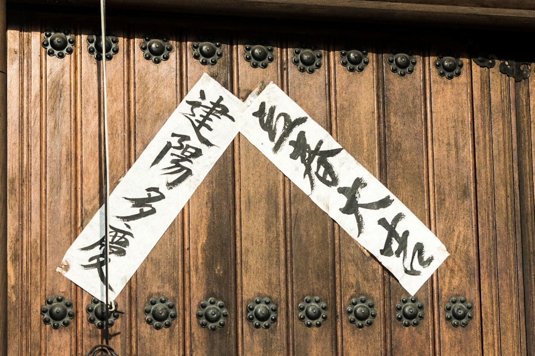 An image showcasing Kamoi Kakoshi Original Masking Tape, emphasizing its clean lines and versatility