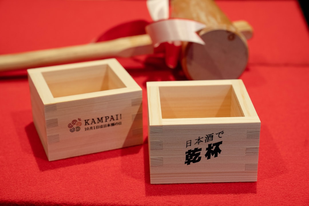 An image showcasing Kamoi Kakoshi Washi Tape, emphasizing its thickness and unique pattern.
