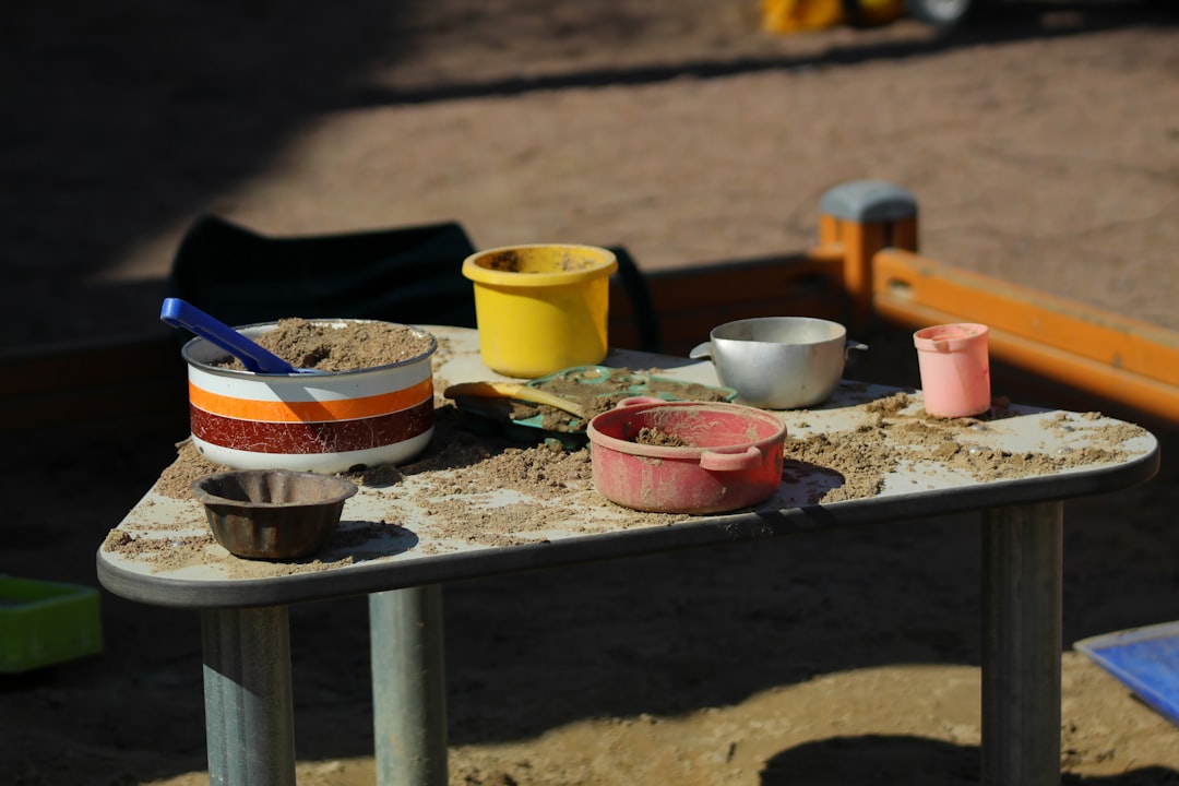 An outdoor scene featuring Imari plates and Mino-yaki tableware set up for a picnic lunch.