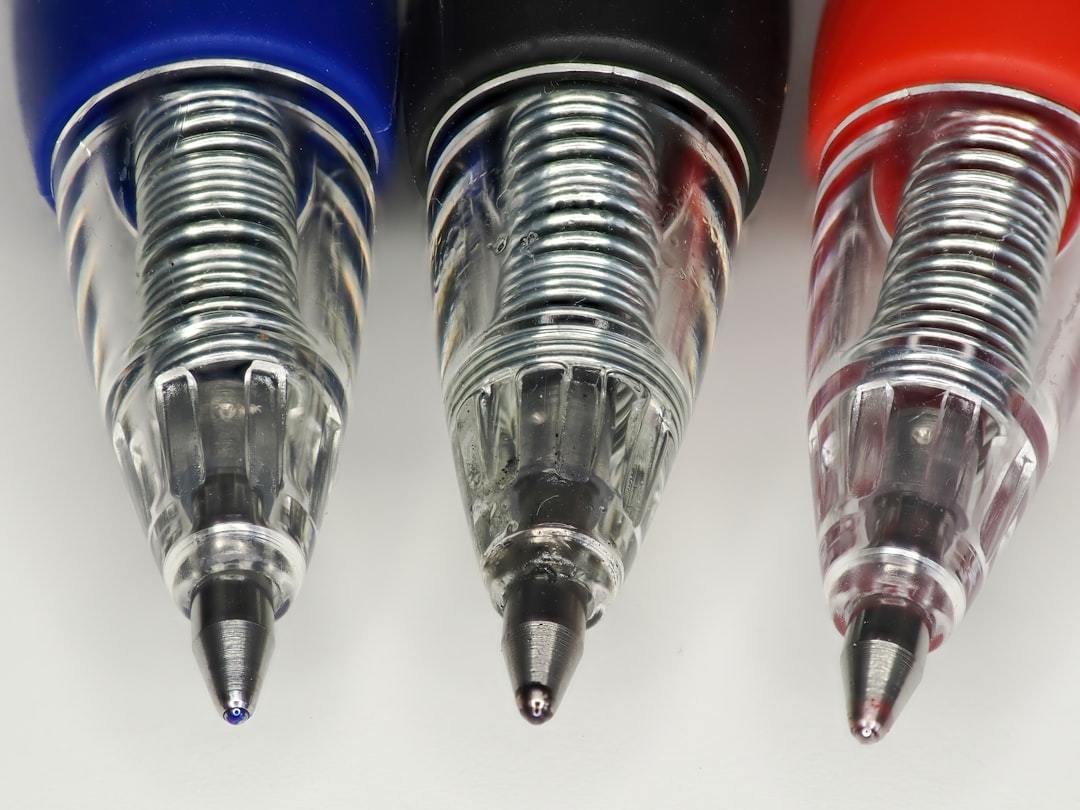 A visually appealing hero image showing a variety of Japanese gel pens and fountain pens (Pilot, Pla