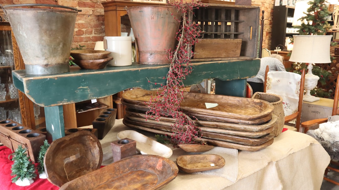 A dynamic hero image showcasing the four cast iron skillets (Tiger, Lodge, Finex, Camp Chef) arrange