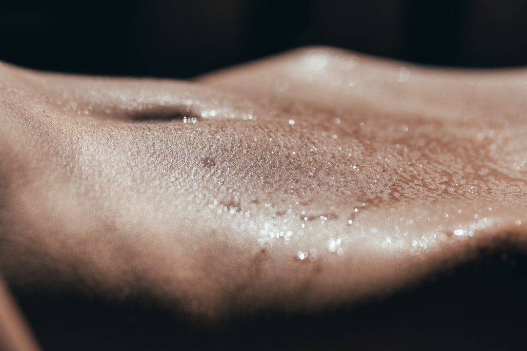 Image illustrating the concept of different molecular weights of hyaluronic acid penetrating skin la