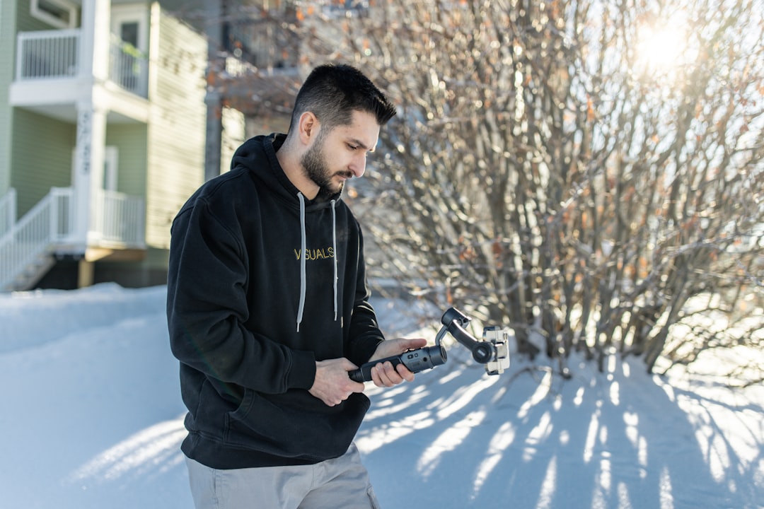 Lifestyle image showing an audiophile using the Marantz HD-DAC1 portable DAC/amp connected to a smar